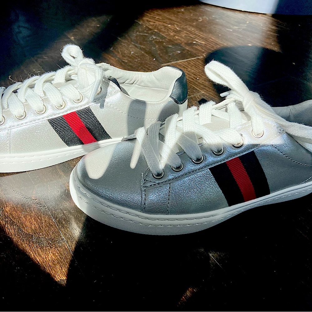 Hoo Size 3 Unisex metallic silver designer sneakers w stripes - new.